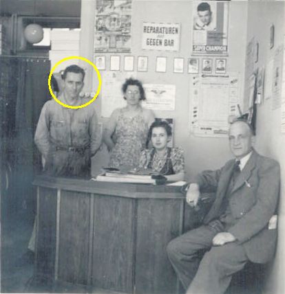 Hans Steiner im Velogeschäft neben seiner Frau und Tochter Heidi